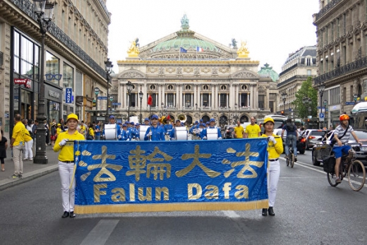欧洲法轮功学员巴黎反迫害20周年大游行 政要支持
