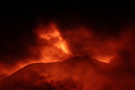欧洲最活跃埃特纳火山又喷了 西西里机场关闭