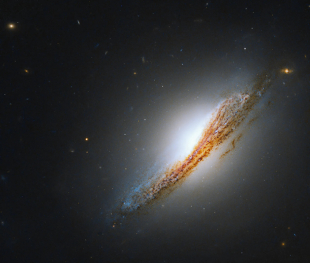 哈勃图片揭示罕见活跃星系