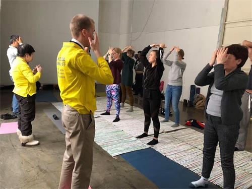 芬蘭法輪功學員參加赫爾辛基瑜伽節