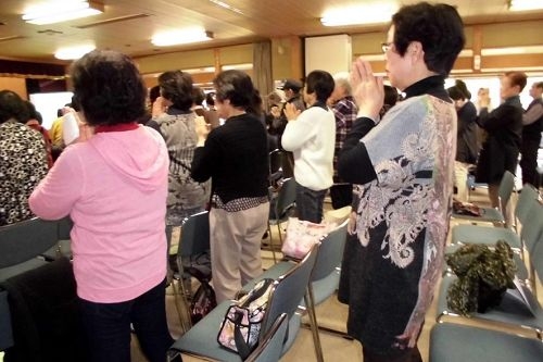 日本老人文化發表會上 民眾體驗法輪功
