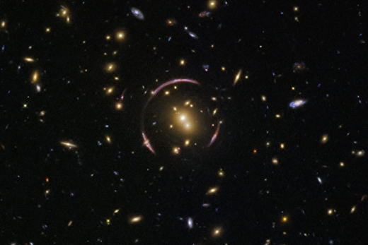 NASA拍到爱因斯坦环 太空中光线扭曲成弧线
