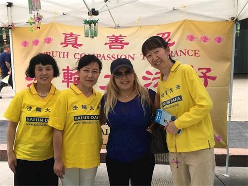 紐約曼哈頓街市 平和法輪功吸引民眾詢問