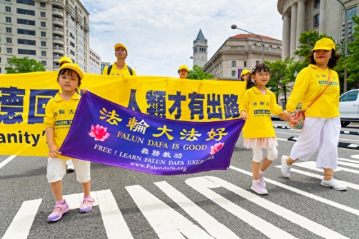 法輪功華盛頓大遊行 橫幅信息量超大（組圖）